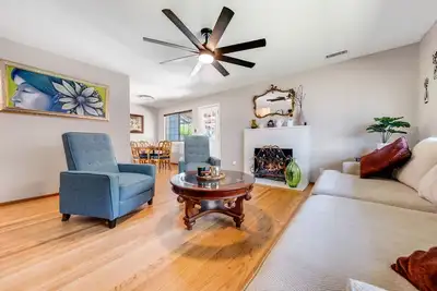 Image de Charming 2-Bedroom Home with a Dedicated Office and Beautiful Backyard