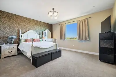 Image de Beautiful House with a park behind it and a five-minute walk to the casino.