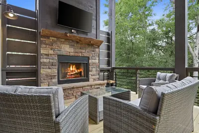 Image de August Flash Sale! New Luxury Cabin⛰️ OutdoorFireplc🌟HotTub🌟WalkoutBalcony🌟GameRm