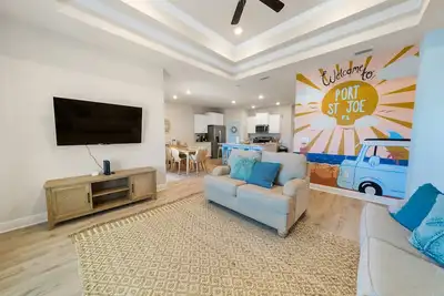 Image de Port St. Joe Home w/ Pool & 6-Seater Golf Cart! 5-Min Walk to Beach, Sleeps 12