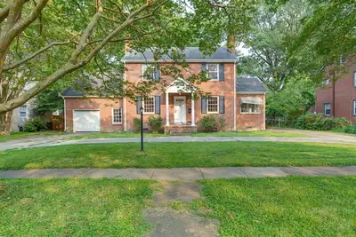 Image de 1940’s Charming Colonial Home close to James River