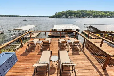 Image de Spacious Lf home-Million Dollar views with 26 foot slip, kayaks, SUPs and more!