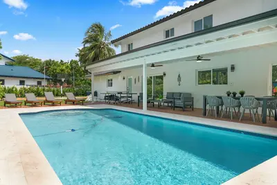 Image de Luxury Escape: Pool, Games, Bbq & More!