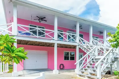 Image de Tropical Comfort: Lillian's Ground Level Oasis