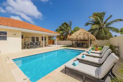 Cozy 3br2ba, Great Location w/Private Pool & Patio