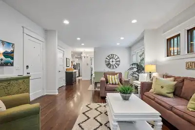 Image de Near hospitals, colleges, event centers! New king bed, love pets & free parking!