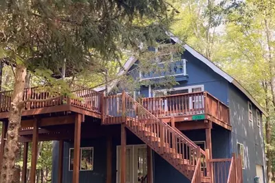 Image de Nature's Haven in Pocono Paradise - huge front deck with seasonal lake view! !