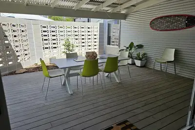 Image de Bright happy home suitable for two couples or upgrade to five guests. \n