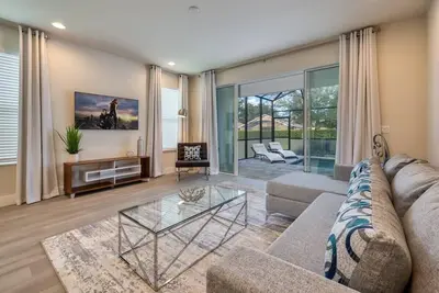 Image de Spacious, New, Modern Retreat