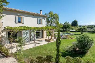 Image de Au pied du Luberon, mas ancien totalement rénové, piscine 12m pierre balinaise