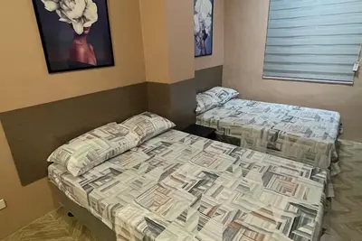 Image de Big Size Room 2 beds Modern Cozy Comfy Relax Stay Fiber Internet Near Fisher Qc