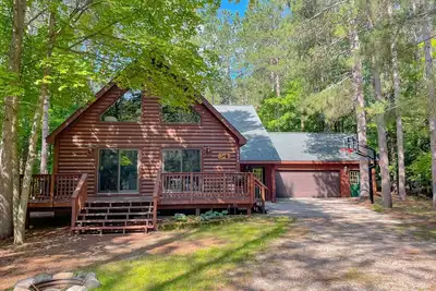 Image de Resort home with private indoor hot tub, game room, firepit, bikes, Ping-Pong