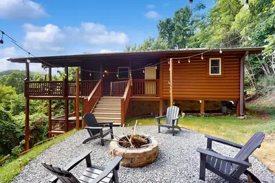 Image de Countryside cabin w/ hot tub, decks, game room, fire pit. Free attraction ticket