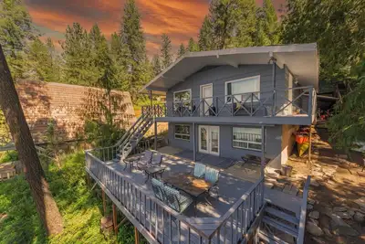 Image de Upscale Lakefront Family Getaway