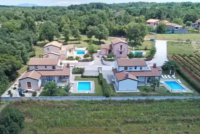 Image de Villa avec piscine privée et douche extérieure