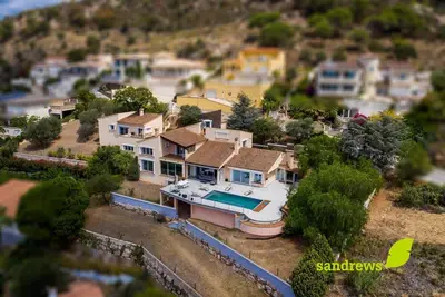 Grand studio moderne, vue imprenable, terrasse privée et jacuzzi
