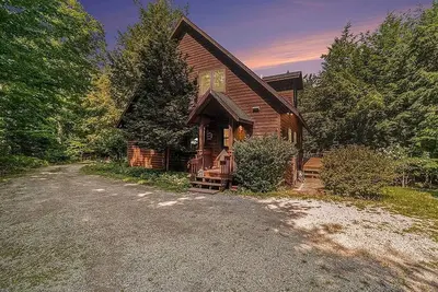 Image de Treehouse feel, sleeps 10! Near Crystal Lake’s South Shore public beach and Csa.