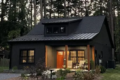 Image de Accessible, Screened-in porch, Sauna, Fire Pit, Dog Friendly