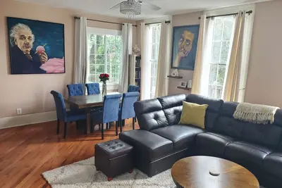 Image de Garden District apartment 1/2 block from parade route / historic St Charles Ave