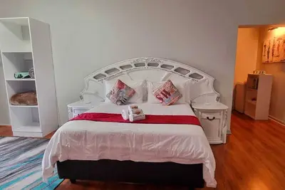 Image de Francin's is nestled at the foot of the Kogelberg mountain with a seaview.