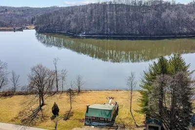 Image de Lakefront Home with Stunning Lake Views + Hot Tub