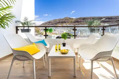 5min walk from the beach! Modern renovated apartment with pool. Casa Lola
