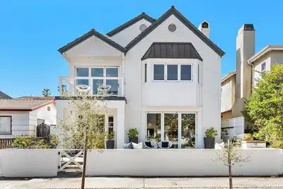 Image de Newly remodeled, luxury Beach House, short 2 min walk to beach or harbor.
