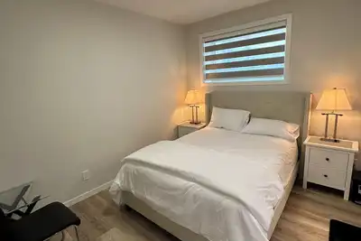 Image de 2 Bedroom 1. 5 Bathroom Brand New, Tranquil Suite: Your Gateway to Rockies & City