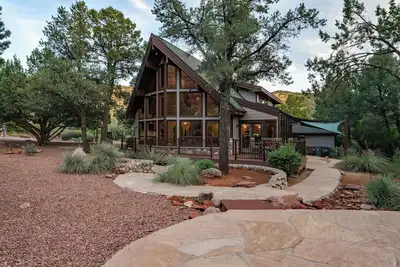 Image de New! View home in Sedona's red rocks, with hiking trails and wineries close by.