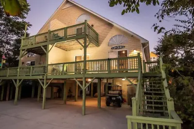 Image de Short walk to ocean and sound! New Hot Tub, Free use of golf cart! Several decks