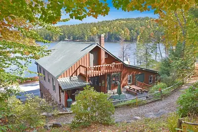 Image de This is a beautiful house that sits facing Loon Lake! Amazing views and dock! ! !