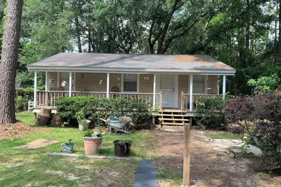 Image de This cozy little home is located in the Northshore of Lake Ponchatrain.