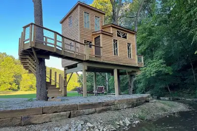 Image de -New Listing- The Royal Roost Treehouse at Owl Hollow is a unique treehouse.