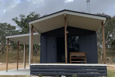 Image de Modern studio cabin set amongst vineyards, bushland and grazing paddocks.
