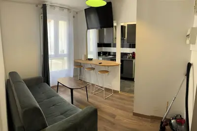 Image de Appartement à 8 min du métro 5 au porte de paris.