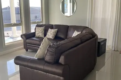 Image de The happy place-Comfortable 3 bedroom home with sea views. Steps to the beach.