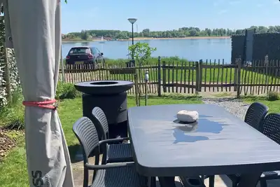 Image de Tiny house time-out with lake view. In Holland, quiet, comfortable, right on the water.
