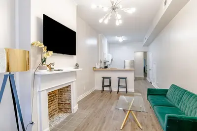 Image de Newly Renovated Downtown Apartment in Historic District, Super Quiet & Walkable
