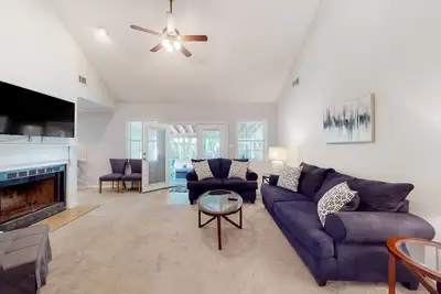 Image de Well-appointed home with spacious backyard, firepit, streaming, & central Ac