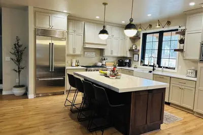 Image de New construction coastal farmhouse-walk to town
