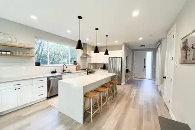 Image de Large/Multi-Family- Brand New Beautiful Beach House-Hot Tub-4 blocks from beach!