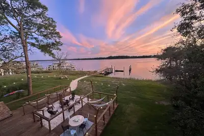Image de 🐬Large Designer Coastal Home Dock, Dolphins, fishing 🐚 Long Corporate Rentals, Pets