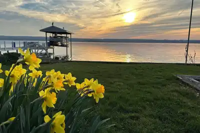 Image de Beautiful renovated Farmhouse on Seneca Lake. Finger Lake Wine Trail.