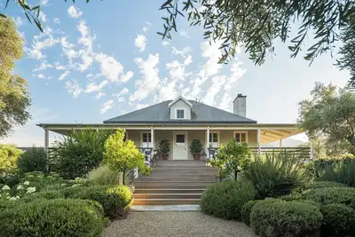 Image de Beautiful, relaxing retreat in the heart of Rutherford.