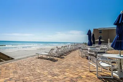 Image de Steps from the stunning 'no-drive' section of New Smyrna Beach!