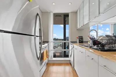 Image de Impeccable Marina-View Furnished Condo Awaits the Discerning Renter