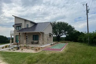 Image de Modern house only minutes away from Fossil Rim Wildlife Center & Dinosaur Park. \n