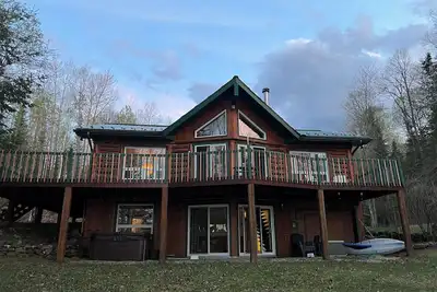 Image de Waterfront Chalet Oasis perfect for a quiet summer or winter getaway