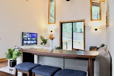 Image de Modern Tahoe cabin: A/C, hot tub, ping pong, Ev charger, family friendly