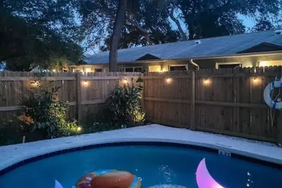 Image de Central Apt: Heated Pool, W\/D on Site